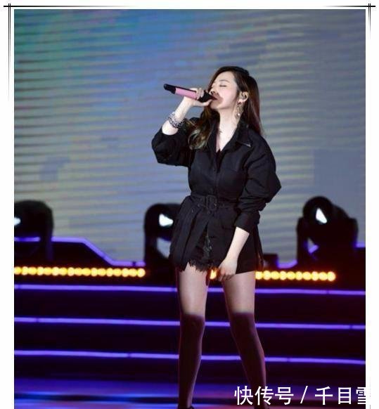 张靓颖出席活动太大胆,裙子开叉都要开到腰,下半身有亮点!