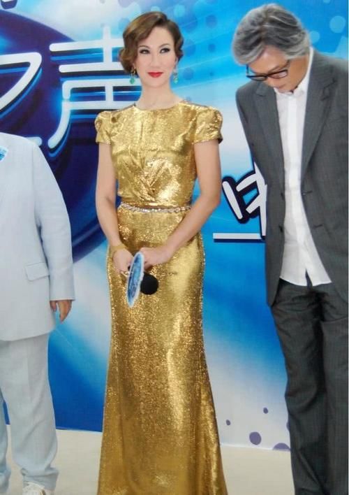  「样式」李玟造型前卫，一件衣服左右两边看着不一样，眼妆化的挺招摇