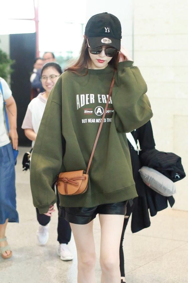 看了唐嫣玩下衣失踪，再看看杨幂，终于明白腿长和腿细的差别了