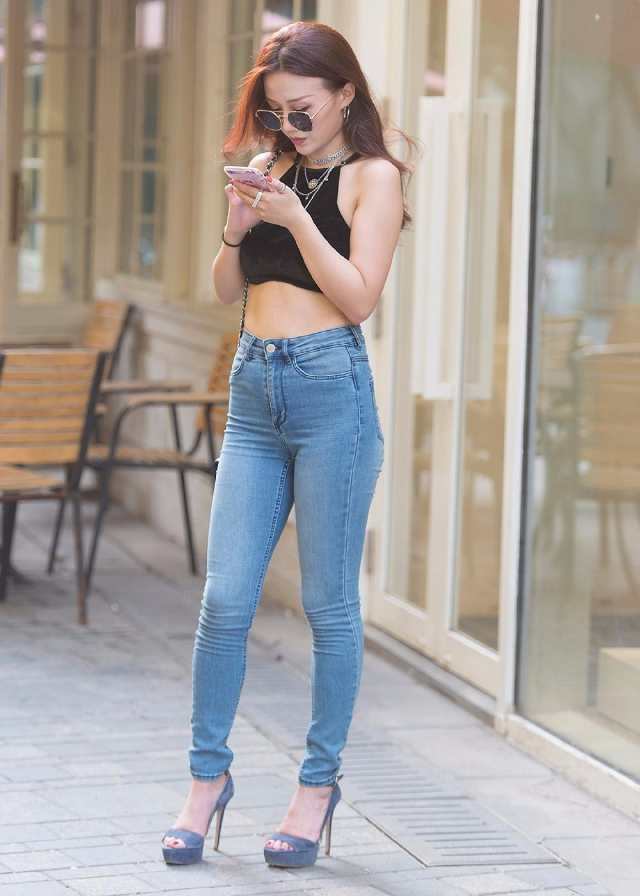 穿着紧身牛仔裤的美女，气质甜美又不失性感，打造女人姣好身段！