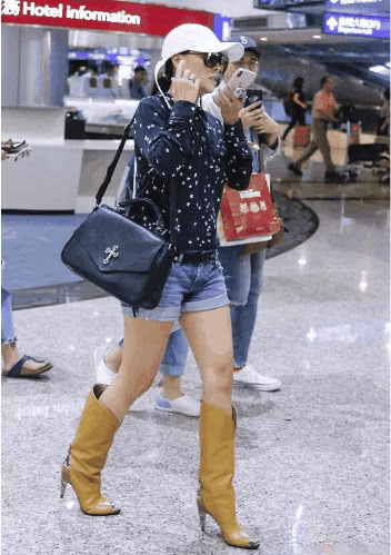 50岁那英真会玩!大夏天短裤皮靴秀长腿,网友:难道就不怕有脚气