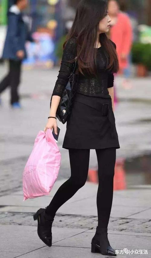 街拍路人：紧身裤让女人不自觉头上扬，加点小高傲更有魅力