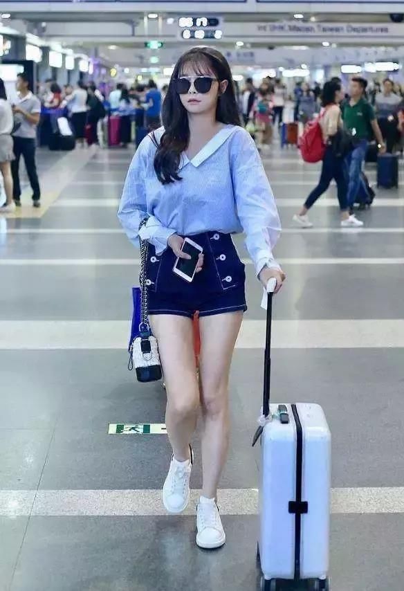 沈梦辰真是猛!穿的是牛仔短裤下面勒得太紧了 网友:根本遮不住