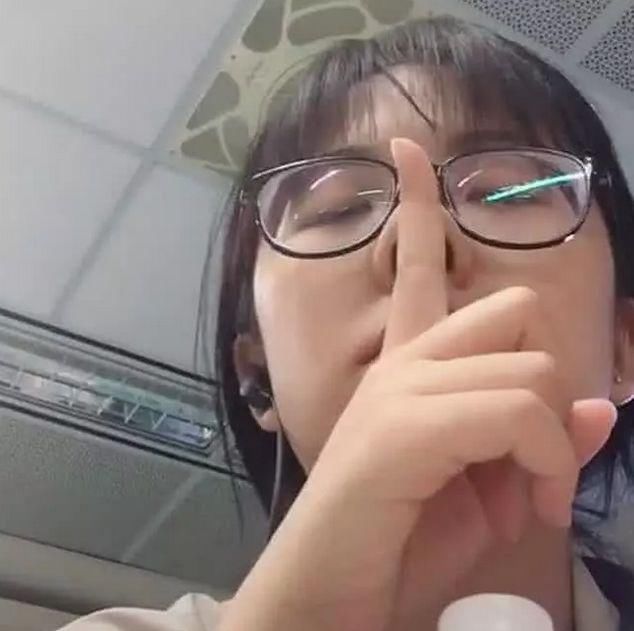 戴眼镜的学生妹，化妆后秒变“女王脸”，网友:一眼误终生!