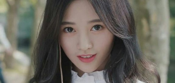 「粉丝」鞠婧祎机场秒变“乖乖女”,看到身前的“大炮”,难怪如此正经