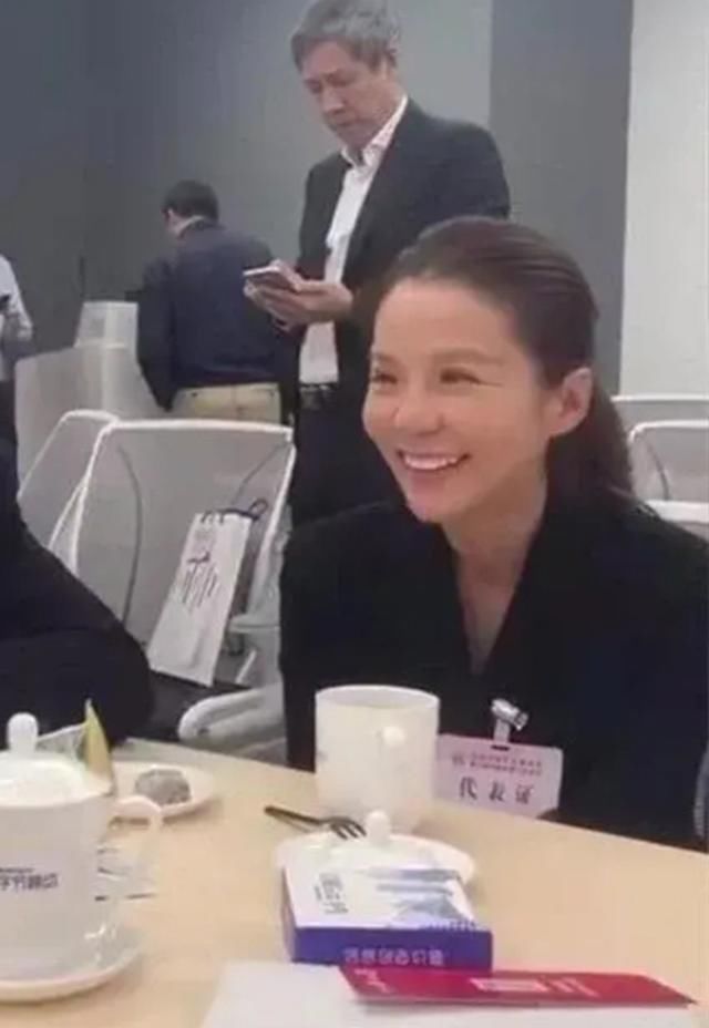 鱼尾纹|46岁朱迅真老了,穿黑西装配素颜显成熟,笑容真实但却难掩鱼尾纹