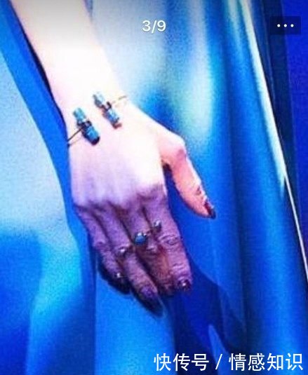 张韶涵登台演唱，一袭绿裙惊艳四座，当镜头移到她的手，我呆了