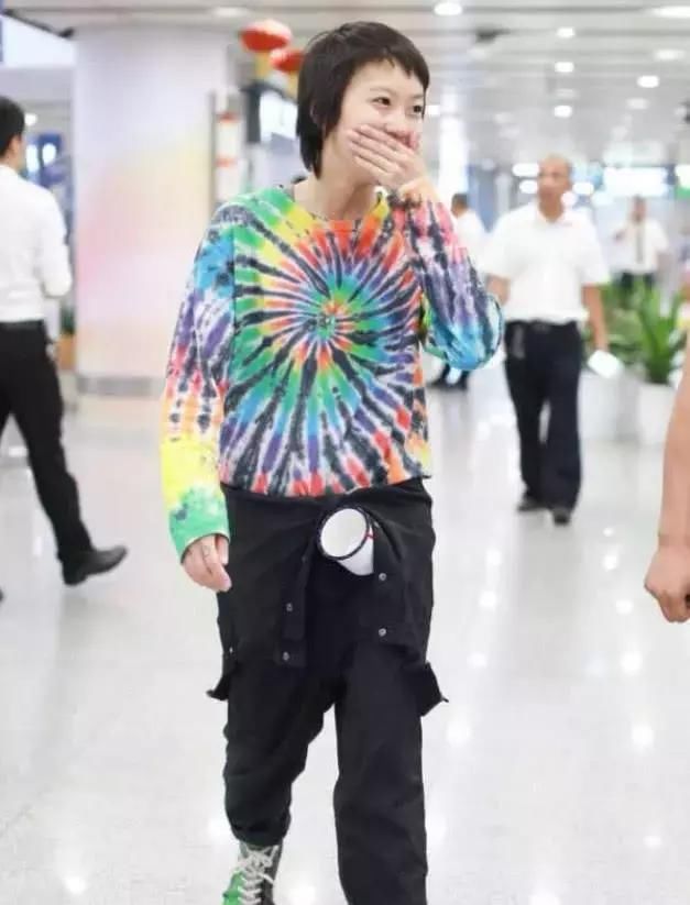 窦靖童这是玩哪一出，80年代的瓷杯子挂腰上，幸亏你娘是王菲！