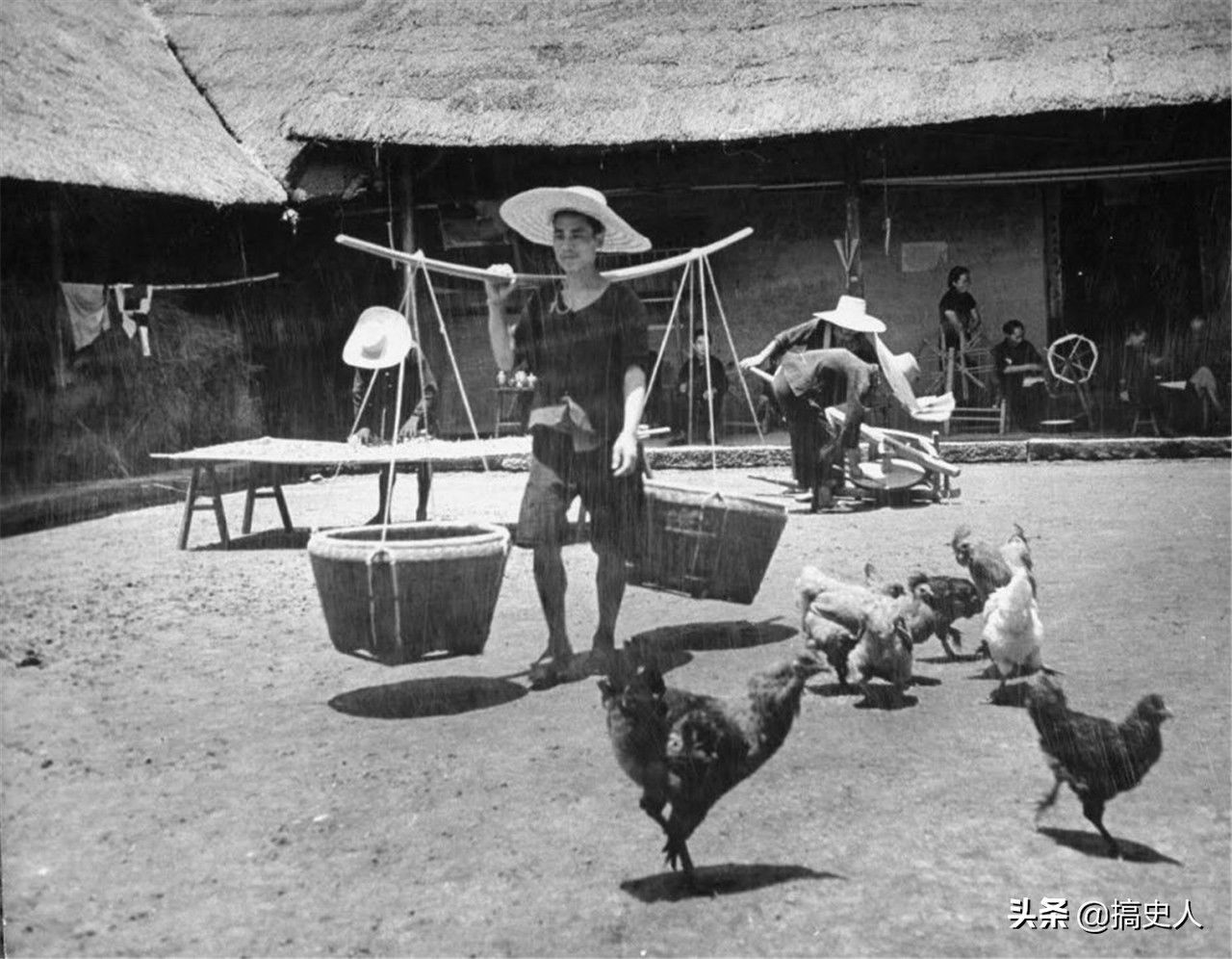 100年前农村:第1图农妇用土灶做饭，农民用白糖水招待客人