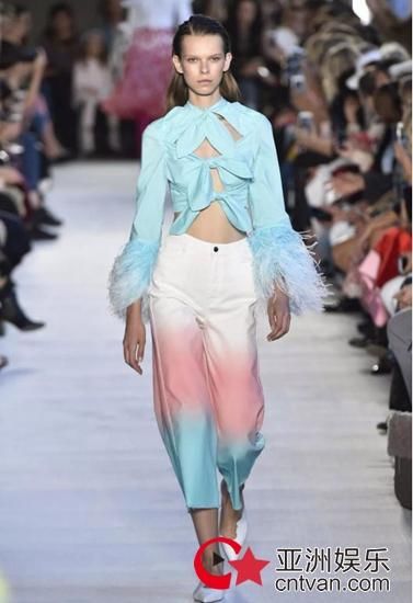 圈粉时尚圈 华为P20极光色更懂色彩密码