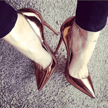 高跟鞋为性感长腿增添华丽点缀