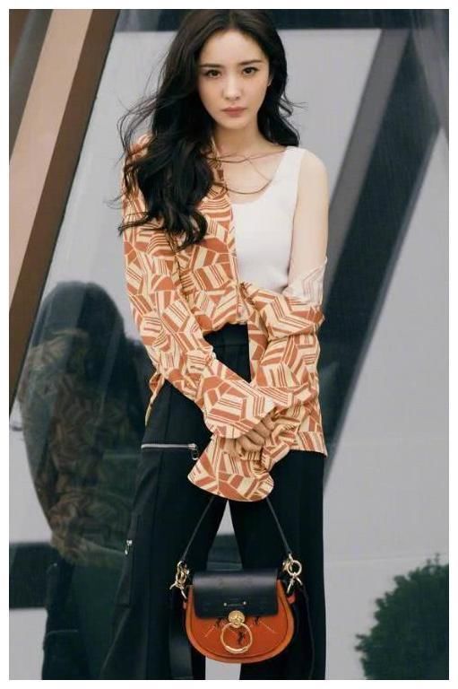 37岁全智贤撞衫32岁杨幂，同款衣服相差这么多，网友:气质很重要