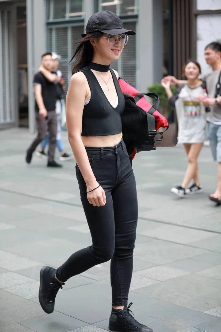  提拉■美女街拍：小姐姐牛仔裤裤腰有点松，提拉一下怎么了？