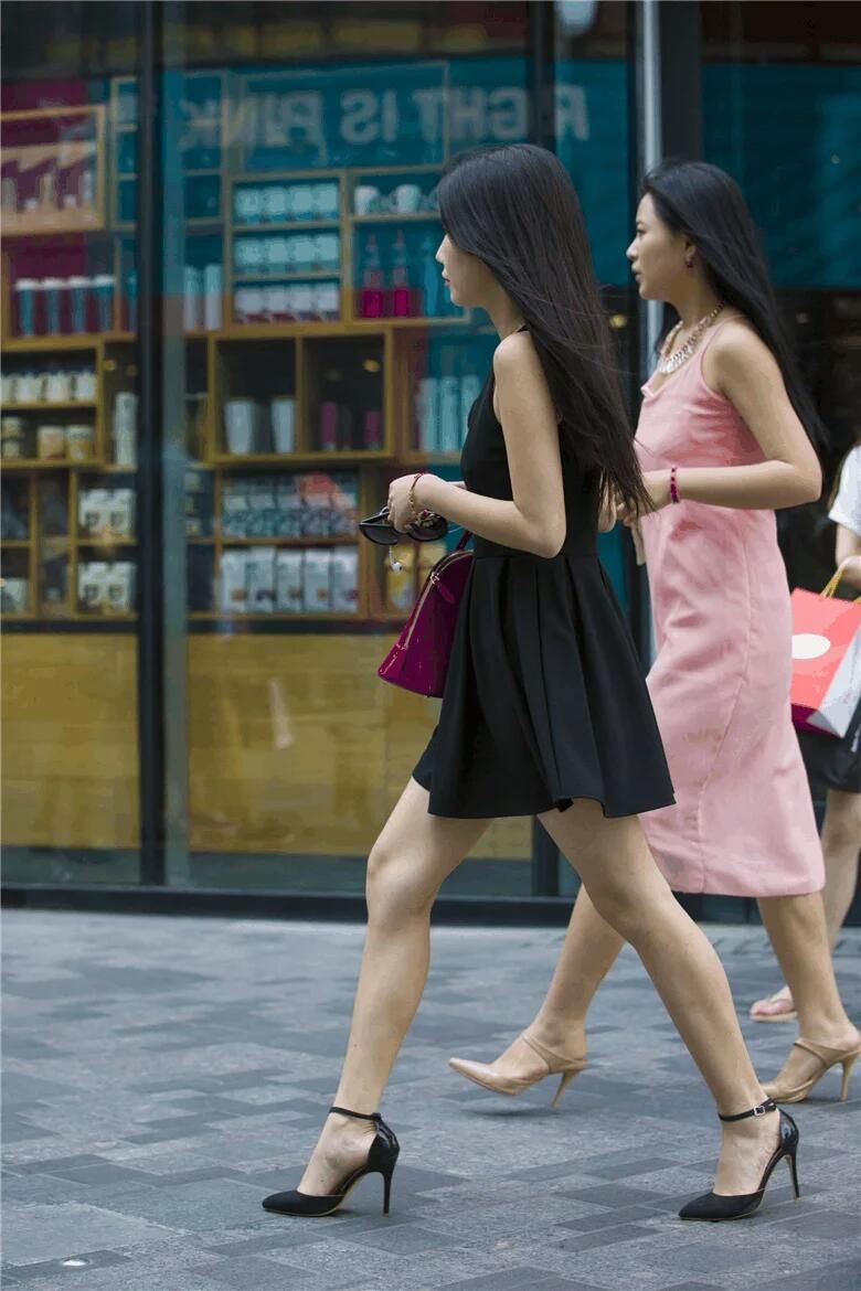 街拍路人，潮流百搭的夏季穿搭参考，让女人成为了街头一道风景