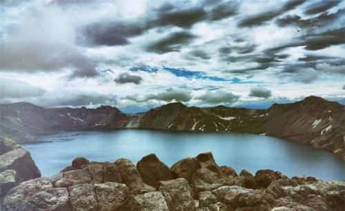 中国第一深湖：最深达373米，曾由我国独有，如今却一国一半