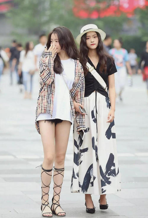 气质小姐姐紧身裤勾勒出饱满臀线，时尚减龄，穿对了就是惊喜