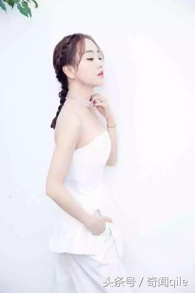 杨蓉出席活动，一身纯白色套装，清纯又动人！