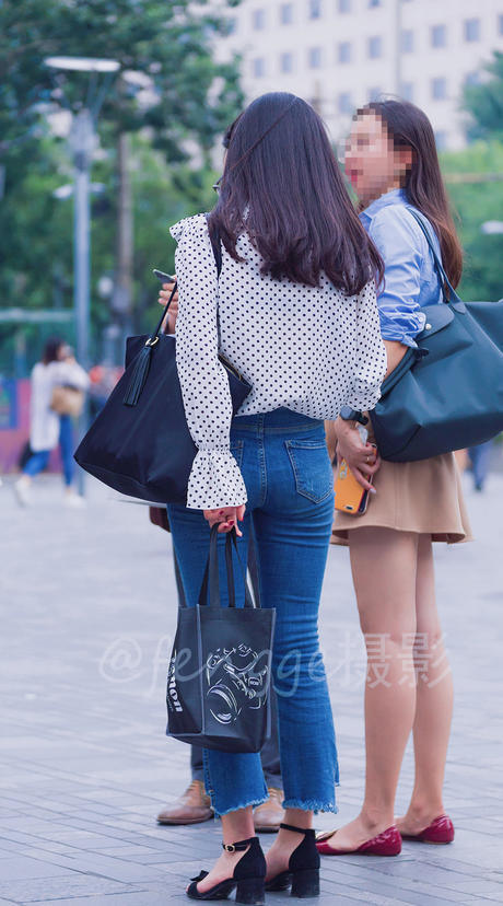 街拍：女生爱穿紧身牛仔裤，其实是看中它的塑身功能