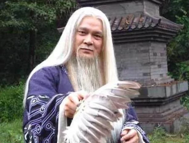 天龙八部中,乔峰能把天山童姥打败吗?通过丁春秋可得知答案