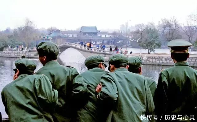 七十年代老照片大城市里也有些人开始像西方一样，穿着比较开放的