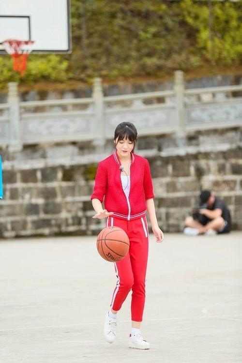 长江七号的徐娇长大了，素颜现身机场，毫无朝气！