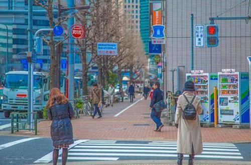 中国人到日本旅游，吃拉面时嘱咐老板肉放多一点，结果拉面端上来