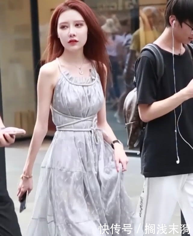 【和裙子】小姐姐的腰是有多细?穿裙子还用“绳子”缠三圈,这操作太服气了