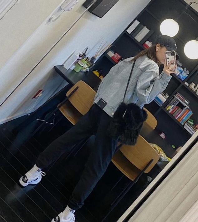 【 上头】叫“裤子塞袜子”,杨幂热巴“上头”了,最近流行一种新搭配