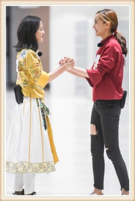 张韶涵现机场，4千块的透明手袋毫无隐私可言，网友：白给我都不