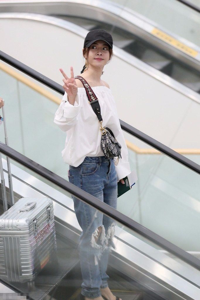 蔡依林刘雯都穿衬衫加牛仔裤，腿却不分上下!网友:扎裤子真有用