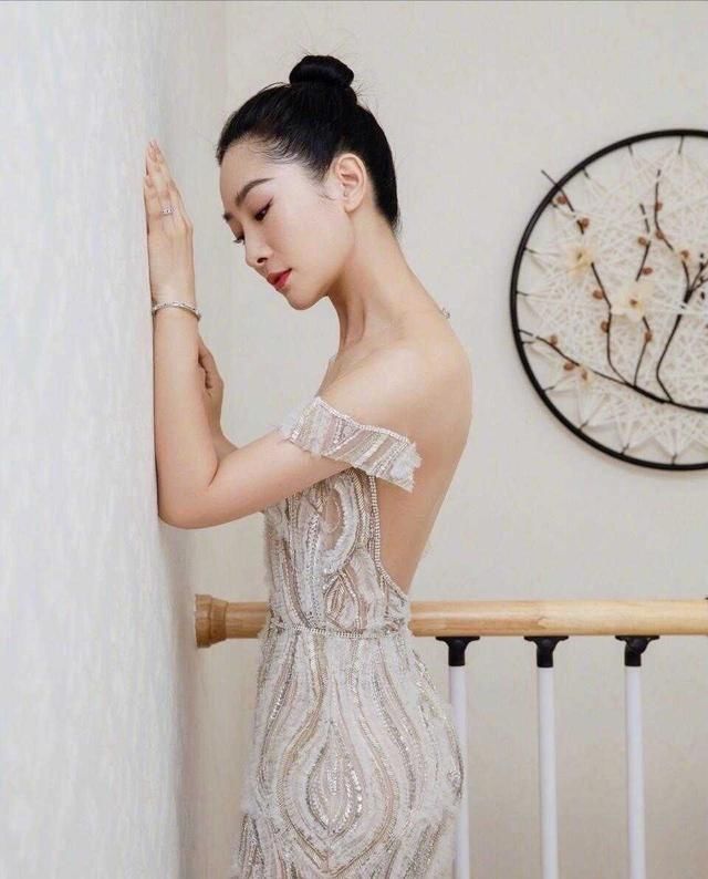 『 花纹图案』丸子头搭配抹胸连衣裙，露背真吸睛，陶昕然34岁反而更加美丽动人