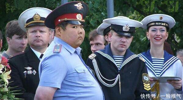 妹子,今天的裙子挺时尚啊,配上你的二郎腿,回头率十足了