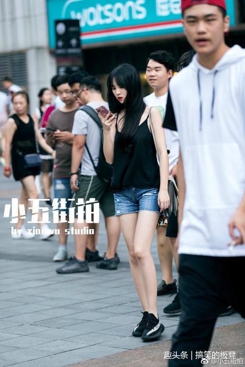 路人街拍：小姐姐把上衣塞进短裤的穿搭更显高瘦，丝袜性感