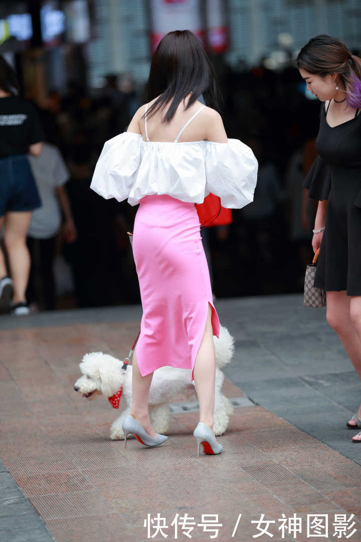 穿粉红包臀裙的小姐姐，遛狗的样子，好美！