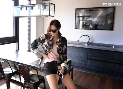 街拍：白纱裙下的小姐姐，第二个妹子走路太张扬