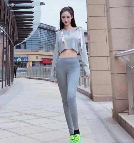 街拍：身材超棒的打底裤美女，塑造优美比例线条