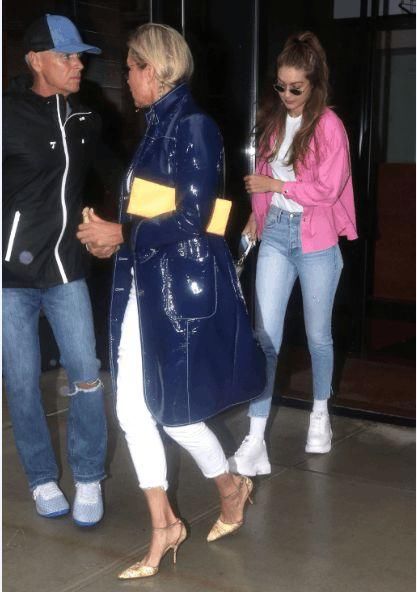 维密Gigi不走酷炫风?穿粉外套和妈妈出街，大长腿是遗传妈妈啊