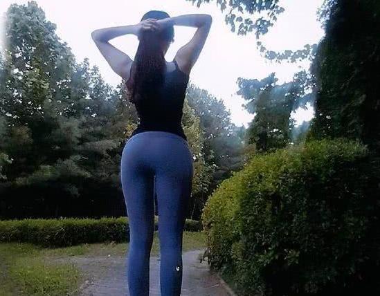 穿打底裤显得十分干净利落,搭配显得活力十足!