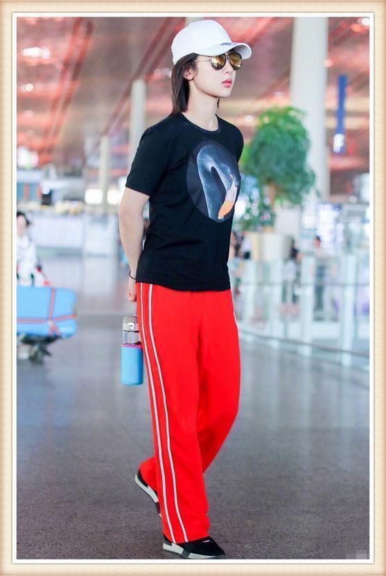 杨紫为了美，把“仙女”T恤都穿了出来，不想竟被臃肿身材抢了镜