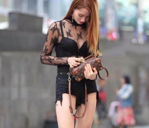 丰臀打底裤小姐姐，紧身凸显迷人曲线，尽显女神独特的气质！