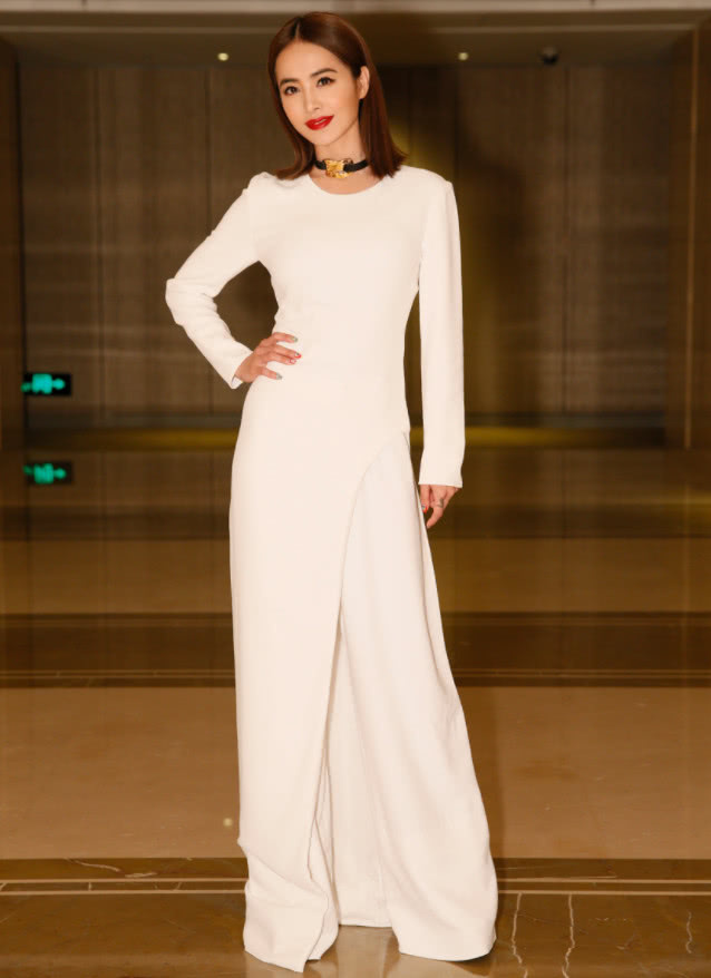 蔡依林成精了，身高156cm却美腿逆天，穿修身短裙美到窒息！