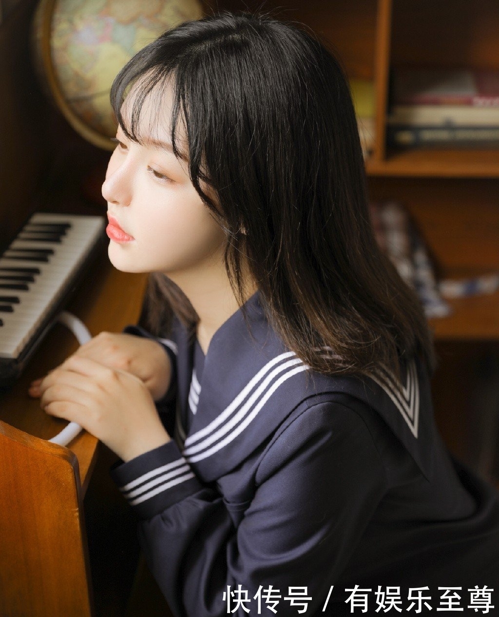  「美女」黑色校园制服清纯美女含情脉脉私房写真