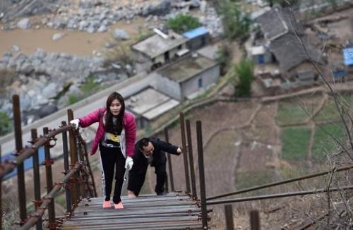 直击大凉山“悬崖村”，获得6亿资助后，如今变成什么样了？