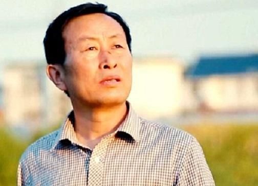  退伍老兵|拒绝上军校，退伍老兵娶战友姐姐帮尽孝，33年认了18位