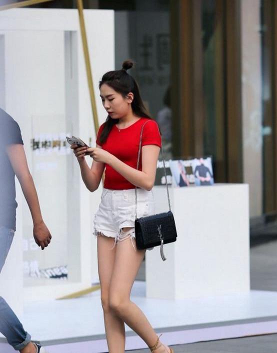 街拍：图4有钱人的贵妇，极品的身材太养眼，网友：好迷人的大腿