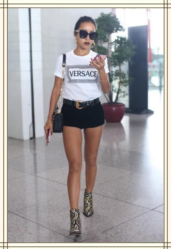 吉克隽逸咋想的？腿粗还穿窄短裤，勒出的赘肉看得我尴尬症都犯了