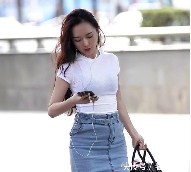 凹凸■灰色紧身T搭配白色裤子,小姐姐的身材凹凸有致,街拍:大墨镜