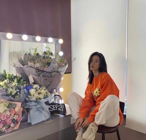  『戚薇联名款』开春不穿水果色卫衣怎么行，男星女星都在穿，再不穿一件就out了