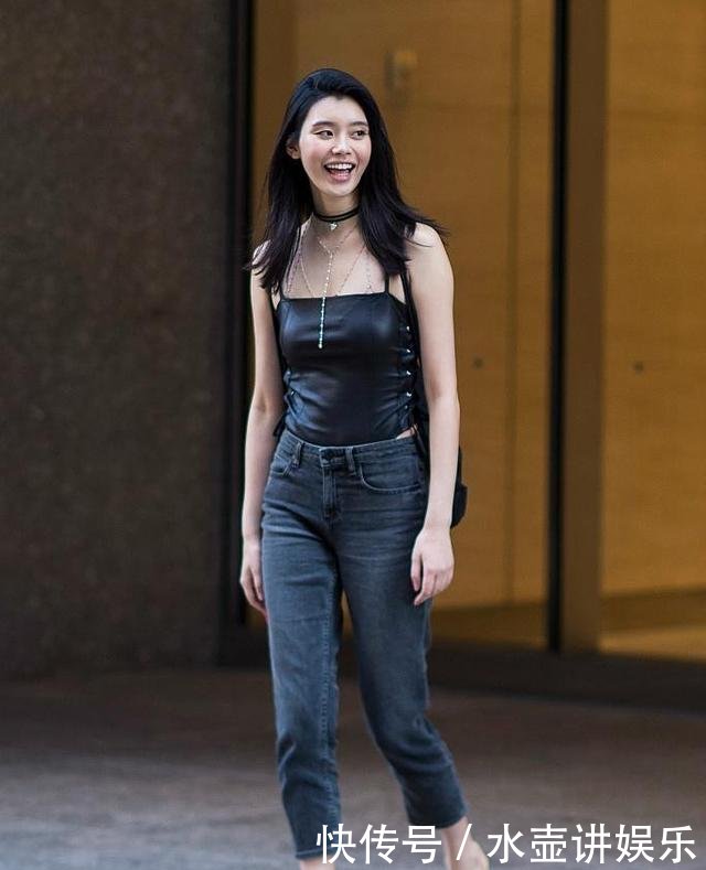 奚梦瑶真敢穿，大红色吊带衫一点儿不低调，网友：换双鞋可好？