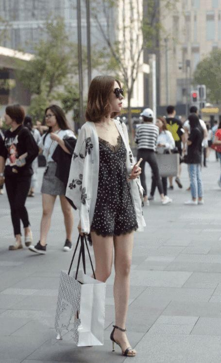 身材高挑的小姐姐，美腿修长皮肤白皙，样子好好看!